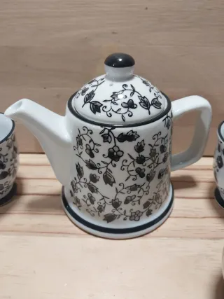Juego de té de porcelana con diseño floral