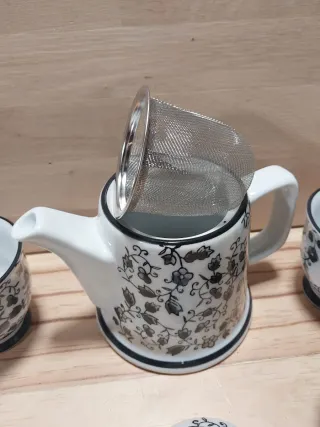 Juego de té de porcelana con diseño floral