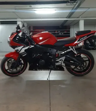Yamaha R6 YZF año 2024 ITV recién pasada.