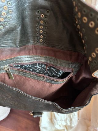 Bandolera de piel con tachuelas