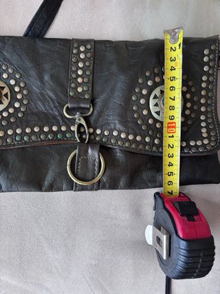 Bandolera de piel con tachuelas