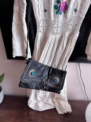 Bandolera de piel con tachuelas