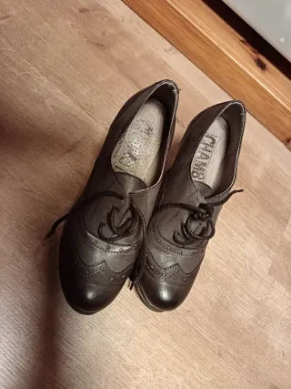 Zapatos de tacón grises