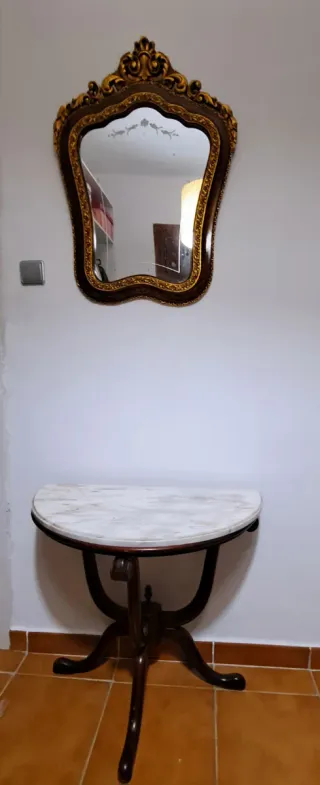 Mesa de entrada y espejo decorativo