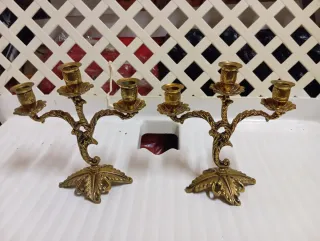 Candelabros de metal dorados