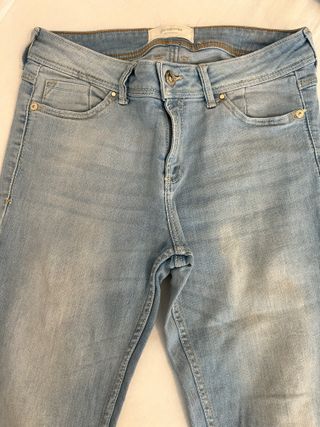 Pantalón vaquero Stradivarius azul claro