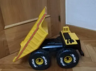 Camión volquete amarillo para jugar