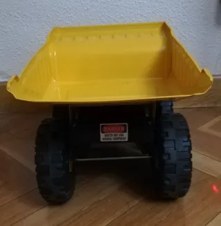 Camión volquete amarillo para jugar