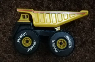 Camión volquete amarillo para jugar