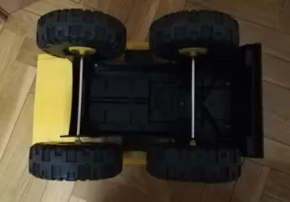 Camión volquete amarillo para jugar