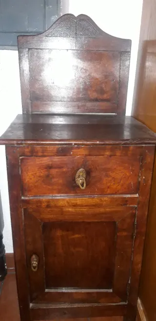 Mesitas de noche antiguas de madera.