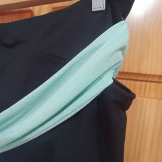 Falda corta negra con lazo brillante