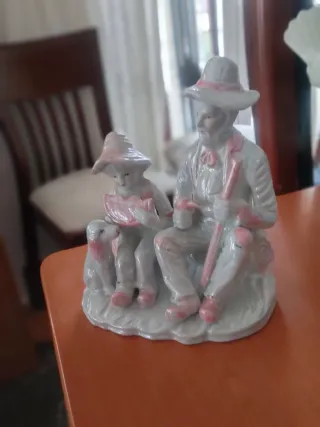 Figurita porcelana abuelo y nieta