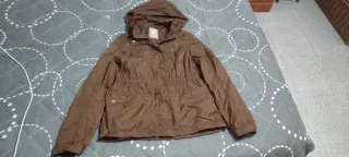 Chaqueta marrón con capucha