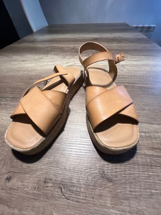 Sandalias de cuña de cuero