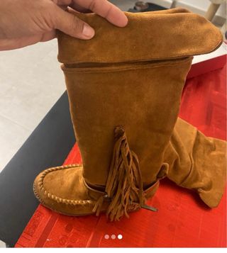 Botas altas de ante con flecos y hebilla