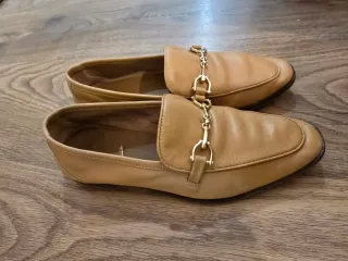 Mocasines Beige con Detalle Dorado