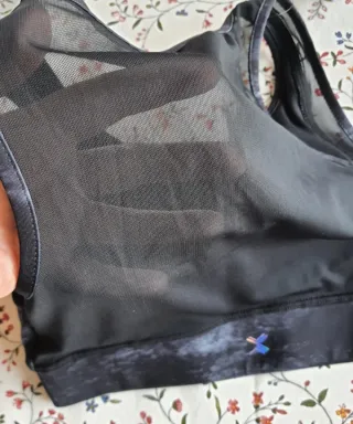 Top deportivo Boomerang negro