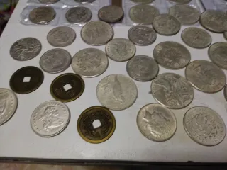Lote 57 reproducciónes de monedas