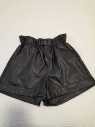 Bermudas Zara efecto piel negras
