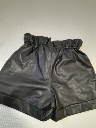 Bermudas Zara efecto piel negras