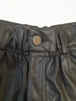 Bermudas Zara efecto piel negras