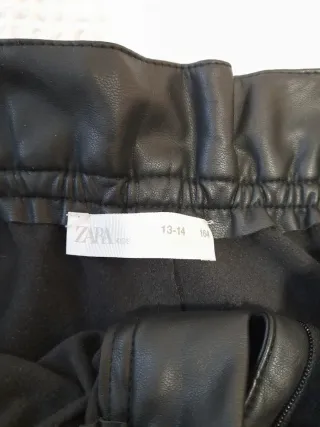 Bermudas Zara efecto piel negras