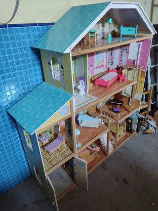 Casita de muñecas de madera