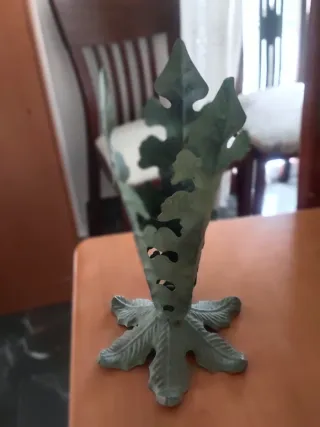 Jarrón metálico verde hoja