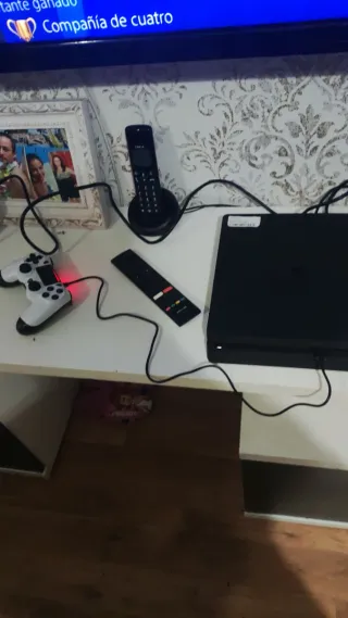 Playstation 4 -Nueva con garantia y 2 mandos.