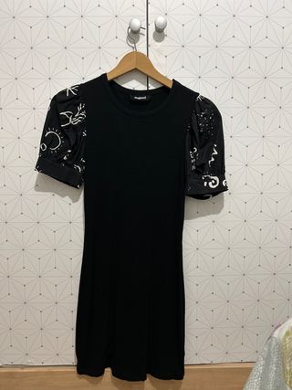 Vestido Desigual Negro Mangas Estampadas