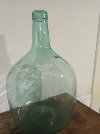 Garrafa de vino antigua de cristal