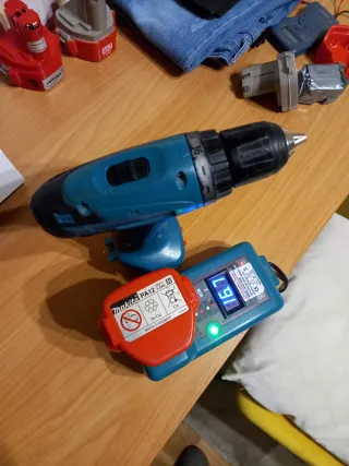 Taladro Makita con Cargador y Batería