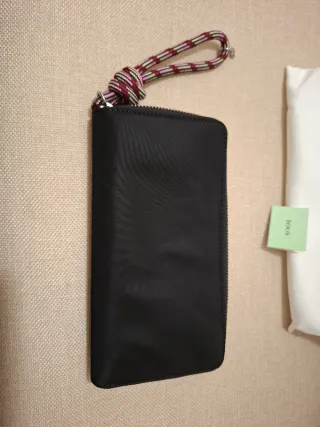 Cartera Tous Negra con borde en rosa. Nueva.