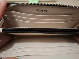 Cartera Tous Negra con borde en rosa. Nueva.