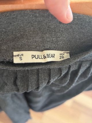 Falda gris larga plisada