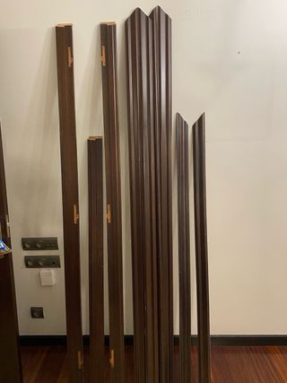 Puerta doble de madera con cristal