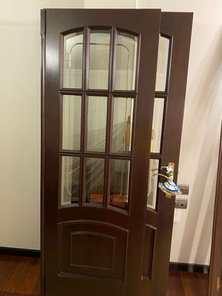 Puerta doble de madera con cristal