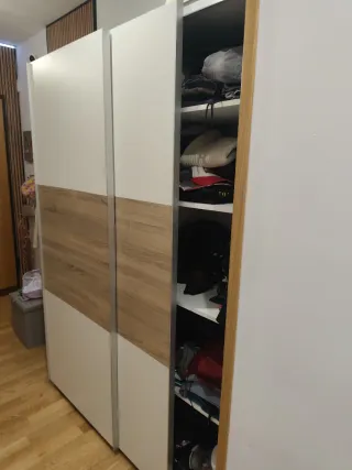 Armario corredero blanco y madera