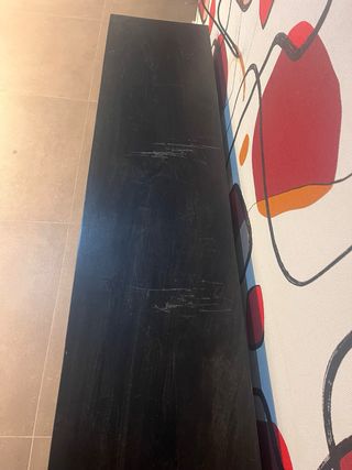 Mueble TV negro y dorado con diseño geométrico