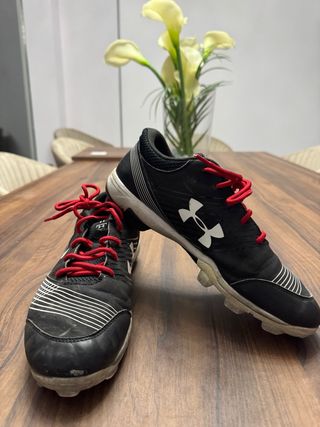 Zapatos de béisbol Under Armour negros y rojos