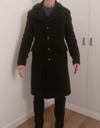 Abrigo 3/4 largo de hombre verde oscuro militar.