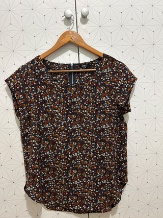 Camiseta ONLY floral negra y marrón