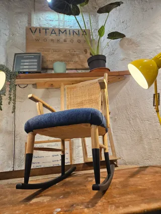 Mecedora restaurada azul y madera. No hago envíos.