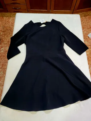 Vestido negro con escote en espalda