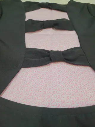 Vestido negro con escote en espalda