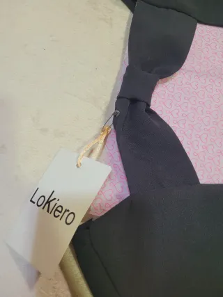 Vestido negro con escote en espalda