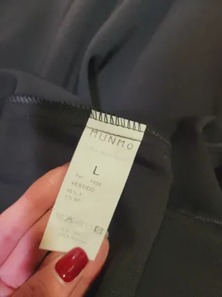 Vestido negro con escote en espalda