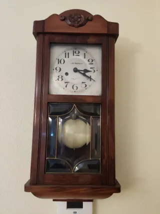 Reloj de pared antiguo de madera