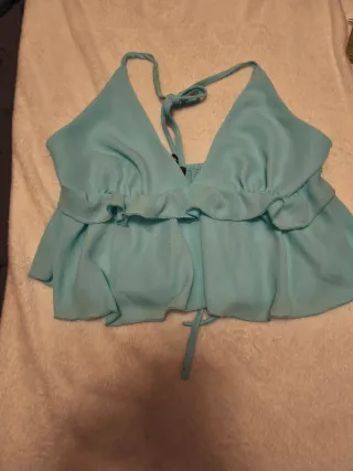 Top verde azulado y chaquetita hombros y brazos